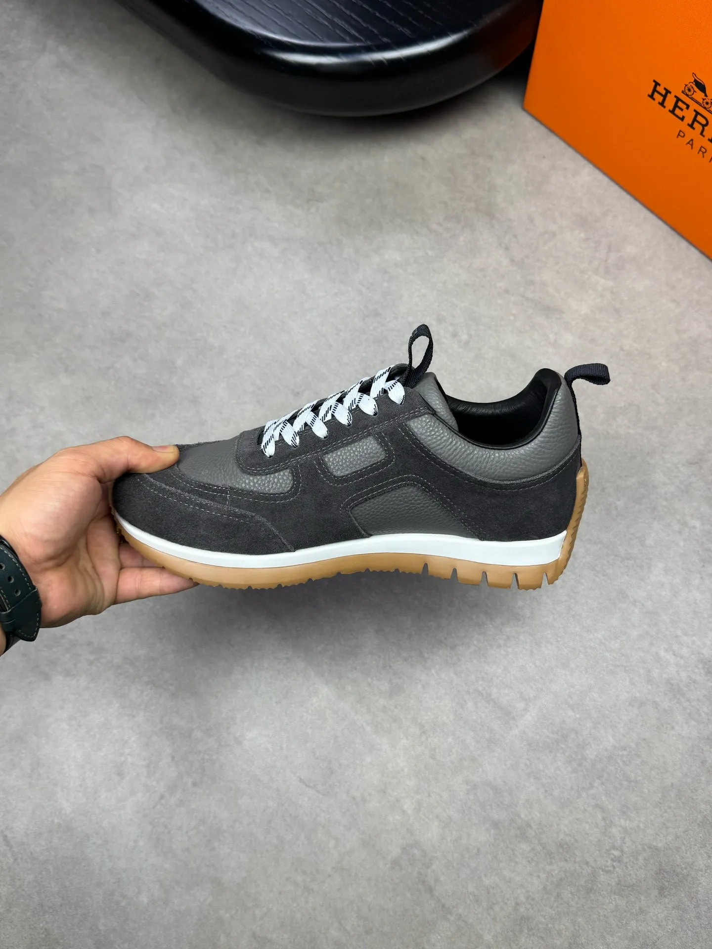 [HERMES] Hermes men's shoes 💰: 800💰 - High-end quality original items 🔍🔍🔍 casual sports shoes - Upper: 🔝 pebbled calfskin, suede calfskin, shoe body forged ´H´ totem, tongue webbing injection molded brand logo - Lining: brand canvas, foot pads; water-dyed cowhide -Outsole: Ultra-light T men's shoes 💰U foam; two-color molded outsole -Ultra-high quality control and fine workmanship: highlighted (high-end, extravagance, grade) -Size: 38-44 (45, can be customized)